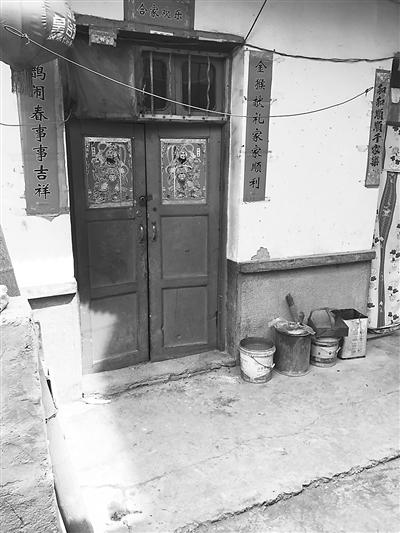 写有&ldquo;合家欢乐&rdquo;春联的事发房间已被上锁。 兰州晨报首席记者 姚智 记者 李升 摄