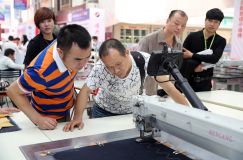 参展客商在机械市场参观