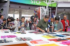 新型布料展区吸引众多参观者