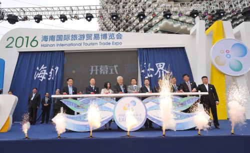海南省副省长李国梁（左5）宣布海博会开幕并与嘉宾们共同启动按钮
