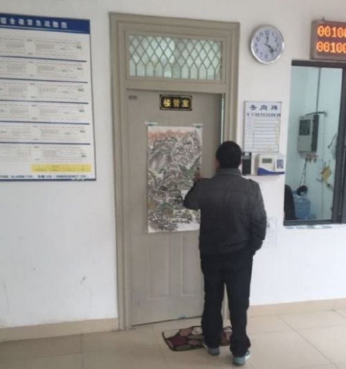 福州理工学院宿管大叔门上作画 活到老学到老