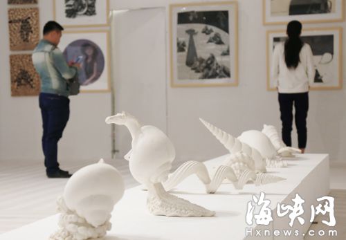 国际艺术时光展区的多门类作品吸引观众