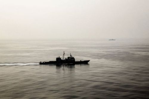 图为中国海军监视闯南海美军巡洋舰。