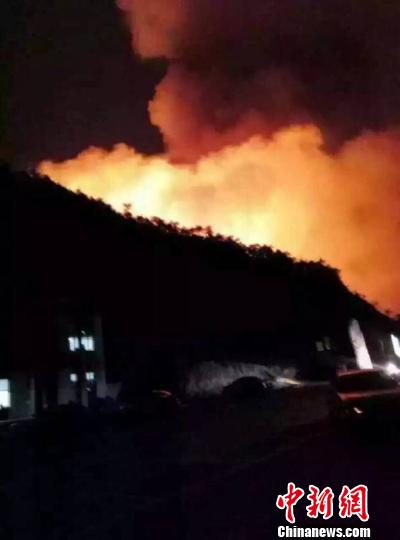 图为5日晚间河北迁西景忠山风景区突发山火现场图。 网友 摄