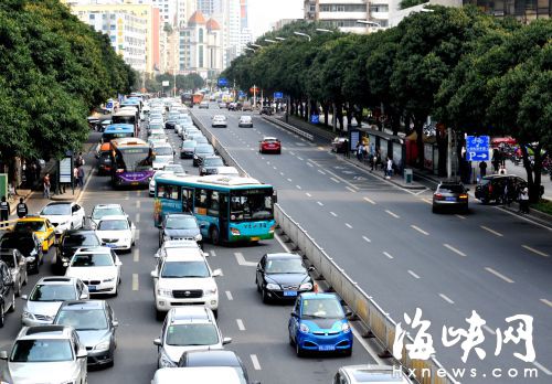 五一路上，一辆公交车出站后打算变道到最左侧，庞大的车身斜横路中