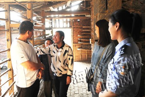 带着弟弟来到家中，姐弟俩相视一笑