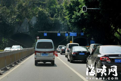 象山隧道北侧，增设信号灯，车辆有序通行