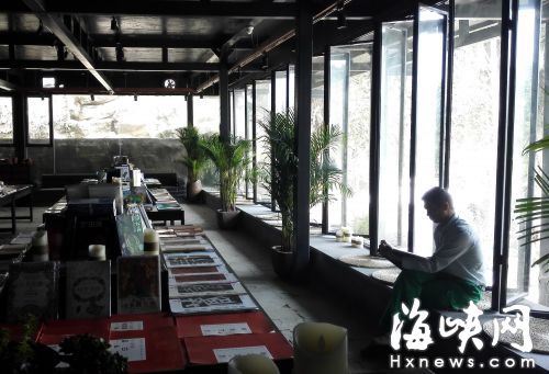 原“映山红会所”的一楼，已改造成环境优雅的书店
