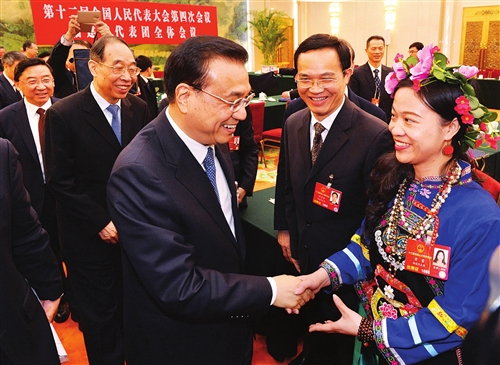 李克强参加福建代表团审议后与代表们亲切握手　福建日报张永定摄