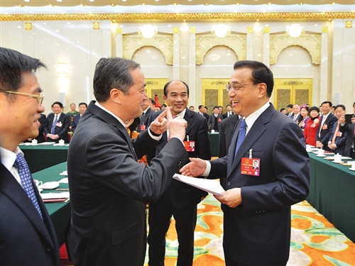 参加福建代表团审议时，李克强与代表亲切交谈