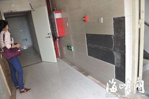 瓷砖脱落后，水泥墙面大片裸露