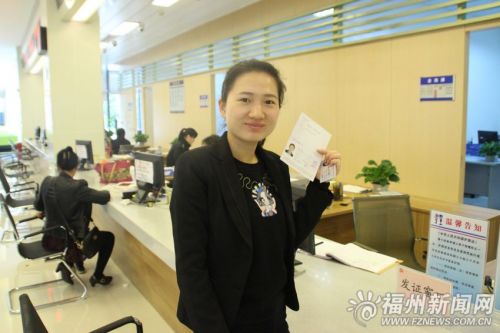 以前想去马祖旅游，需回户籍地办理通行证，但现在在马尾就可申请办理了。昨日上午，河南户籍旅客周净净如愿领到了福建自贸区福州片区签发的首张“一次有效往来台湾通行证（赴马祖）”（如图）。