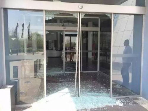 陈红前夫砸碎北京梅赛德斯奔驰中心大门 