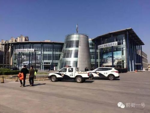 陈红前夫砸碎北京梅赛德斯奔驰中心大门 