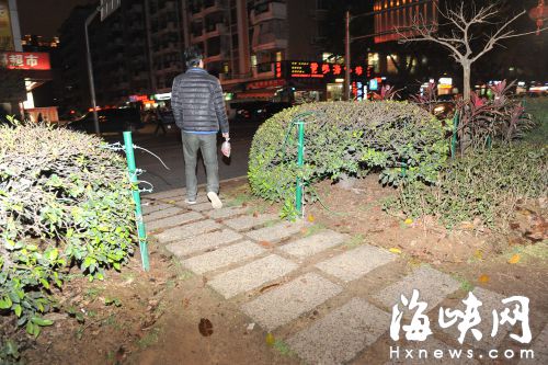 护栏被剪开后，有市民横穿而过