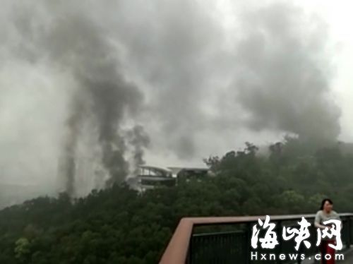 昨日上午六时多，金鸡山上突然冒起滚滚浓烟（网友供图）