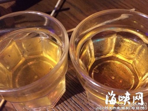 网友发的啤酒中有虫子的照片