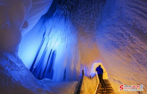 洞内温度恒定在零下4-10度,积冰常年不化;冰洞内冰笋、冰柱、冰锥、冰葡萄等随处可见,冰的形状千姿百态