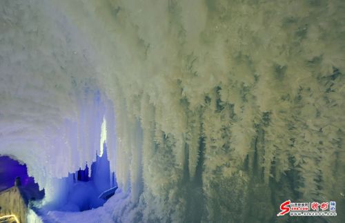 洞内温度恒定在零下4-10度,积冰常年不化;冰洞内冰笋、冰柱、冰锥、冰葡萄等随处可见,冰的形状千姿百态