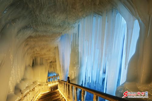 洞内温度恒定在零下4-10度,积冰常年不化;冰洞内冰笋、冰柱、冰锥、冰葡萄等随处可见,冰的形状千姿百态