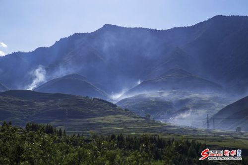 洞内温度恒定在零下4-10度,积冰常年不化;冰洞内冰笋、冰柱、冰锥、冰葡萄等随处可见,冰的形状千姿百态