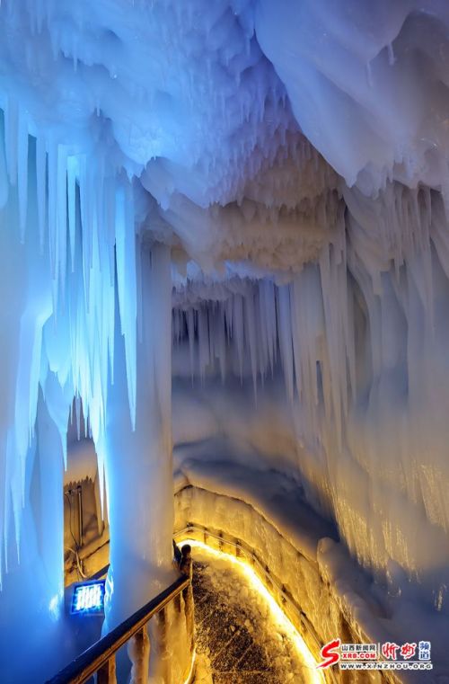 洞内温度恒定在零下4-10度,积冰常年不化;冰洞内冰笋、冰柱、冰锥、冰葡萄等随处可见,冰的形状千姿百态