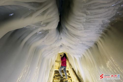 洞内温度恒定在零下4-10度,积冰常年不化;冰洞内冰笋、冰柱、冰锥、冰葡萄等随处可见,冰的形状千姿百态