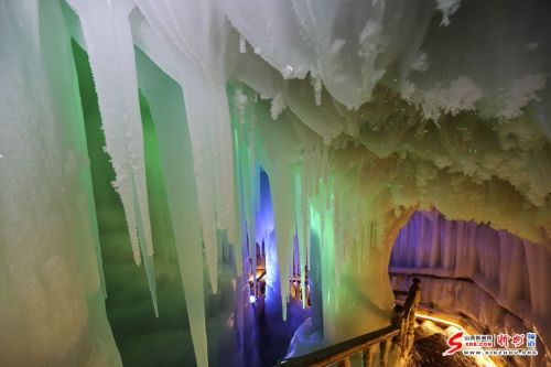 洞内温度恒定在零下4-10度,积冰常年不化;冰洞内冰笋、冰柱、冰锥、冰葡萄等随处可见,冰的形状千姿百态
