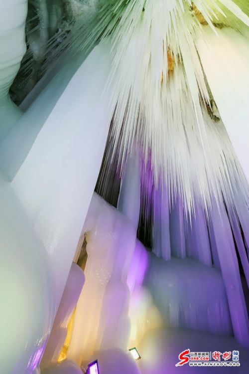 洞内温度恒定在零下4-10度,积冰常年不化;冰洞内冰笋、冰柱、冰锥、冰葡萄等随处可见,冰的形状千姿百态