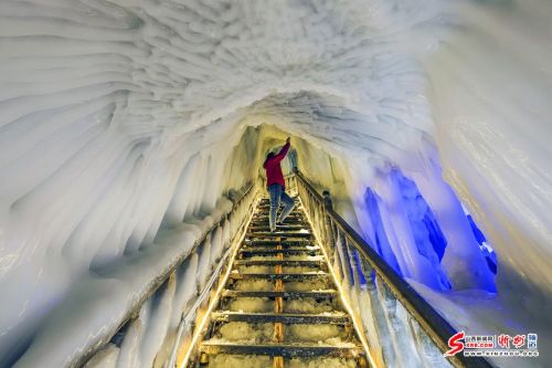 洞内温度恒定在零下4-10度,积冰常年不化;冰洞内冰笋、冰柱、冰锥、冰葡萄等随处可见,冰的形状千姿百态