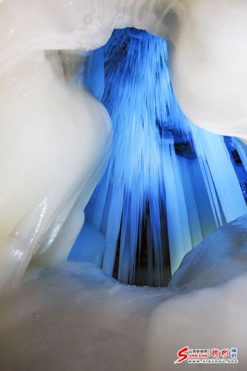 洞内温度恒定在零下4-10度,积冰常年不化;冰洞内冰笋、冰柱、冰锥、冰葡萄等随处可见,冰的形状千姿百态