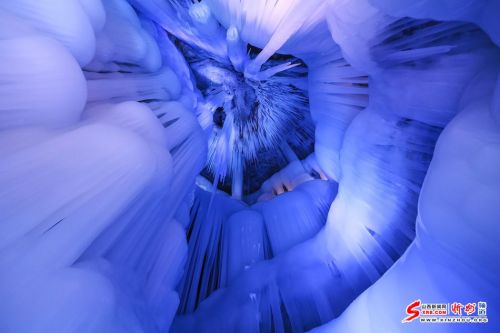 洞内温度恒定在零下4-10度,积冰常年不化;冰洞内冰笋、冰柱、冰锥、冰葡萄等随处可见,冰的形状千姿百态