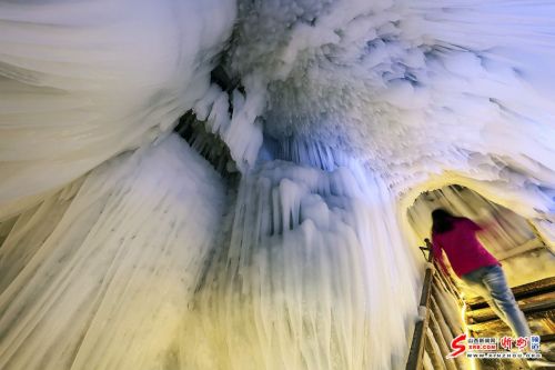洞内温度恒定在零下4-10度,积冰常年不化;冰洞内冰笋、冰柱、冰锥、冰葡萄等随处可见,冰的形状千姿百态