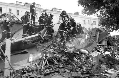 昨天，救援人员在上海松江区楼房坍塌现场施救。新华社发