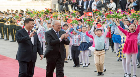 图为:2016年4月8日,国家主席习近平在北京人民大会堂同瑞士联邦主席施奈德·阿曼举行会谈。会谈前,习近平在人民大会堂东门外广场为施奈德·阿曼举行欢迎仪式