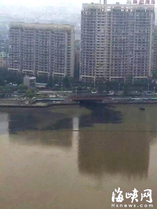 黑黑的龙津河水流进闽江，形成两种颜色
