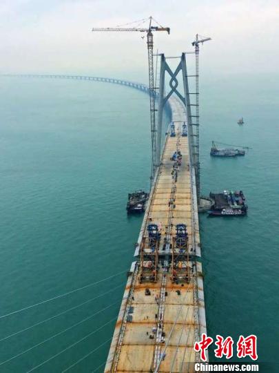 中跨合龙段MCL梁段吊装