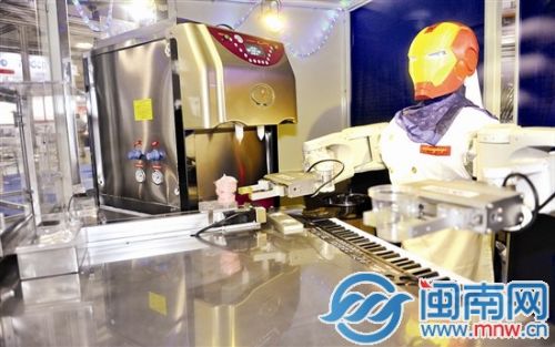 众多智能机器人惊艳亮相