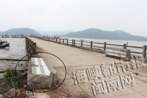 引桥口的水泥柱被移开（画圈处），大车可以进入