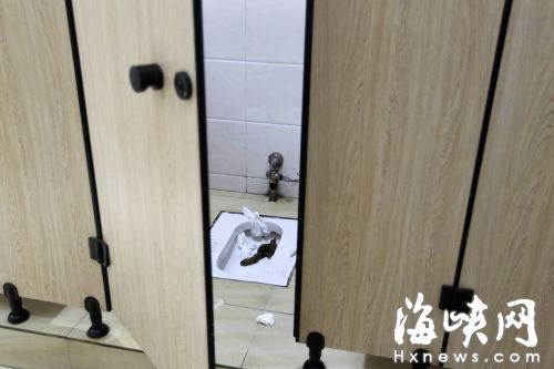 金山榕城广场的公厕，好些坑位没有冲，恶臭逼人