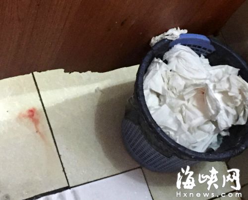 西门公交站附近的公厕，纸篓已经塞满