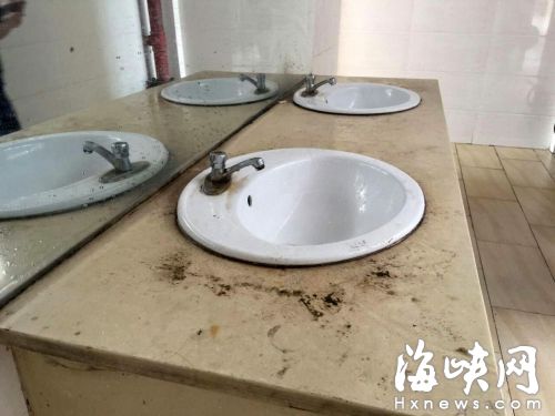 沙滩公园公厕前的洗手台，污迹斑斑
