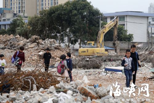 拆迁工地粉尘会飘向学校，放学后一些孩子也喜欢穿行工地