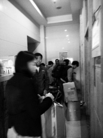 电梯坏了，业主挤在楼道里