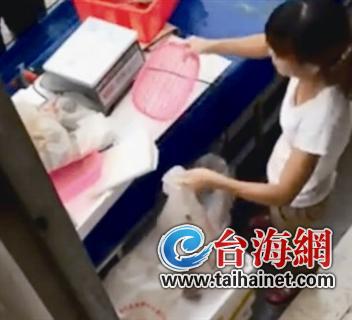 海鲜摊主换袋视频网上热传