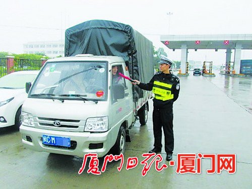 高速交警拦查过往车辆，对驾驶员进行酒精测试。