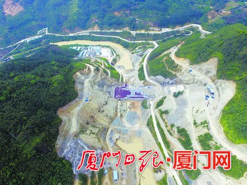 上存水库大坝完成汛前混凝土的浇筑任务。(本报记者张奇辉航拍器摄)