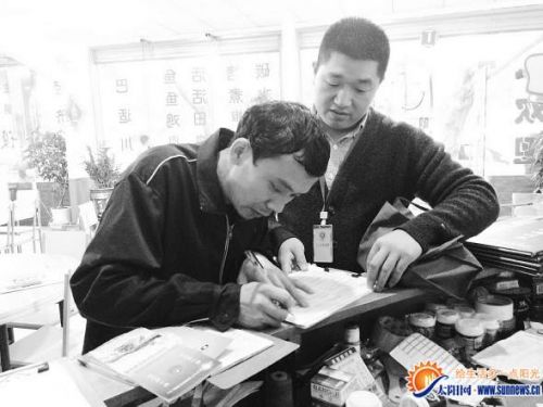 杨永慧正在给商户宣传食品安全知识。记者 吴雪莹 摄