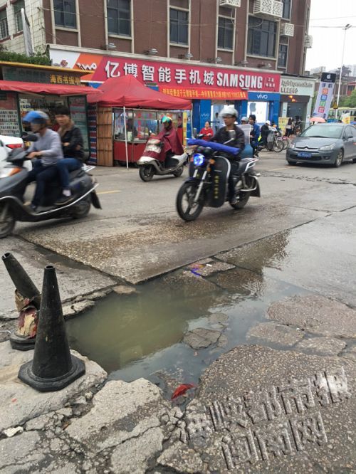 晋江龙池路破损路面涌污水