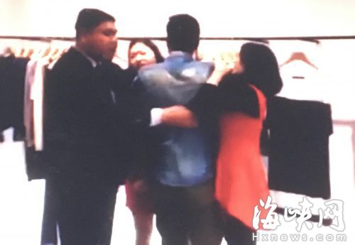 红衣女子（右一）和牛仔衣男子（右二）一直打刘女士